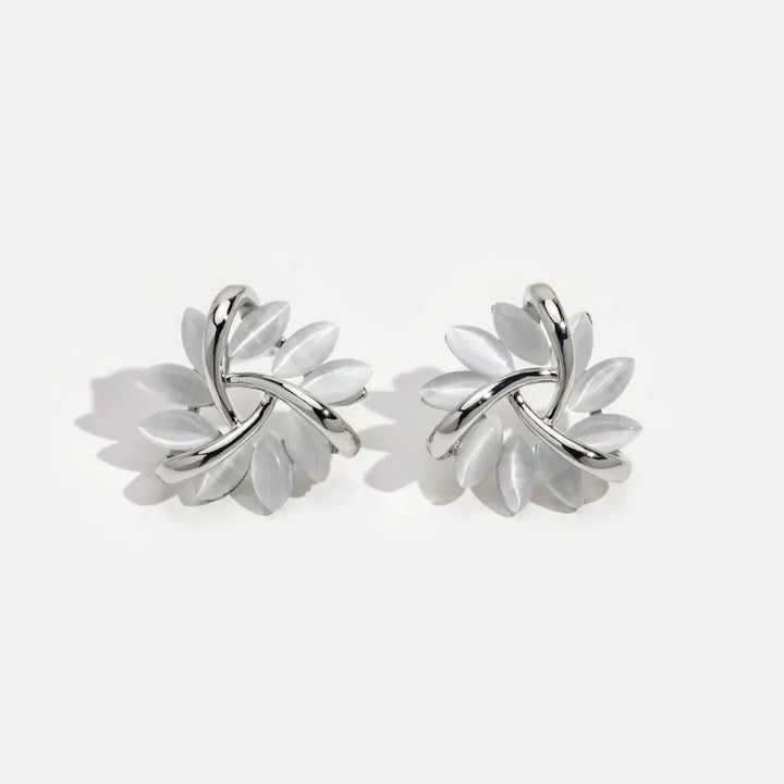 Silberne Ohrringe mit Opalblüten, elegantes Design, Schmuck für Damen, modisch und stilvoll.