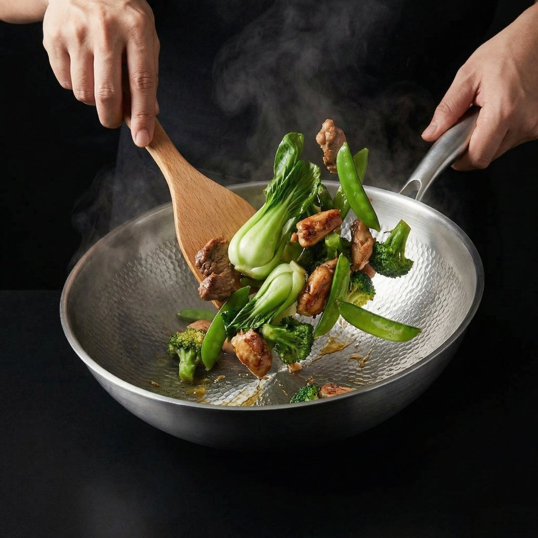 Kuchař míchá dřevěnou stěrkou smažené maso s brokolicí, pak choi a hráškem ve woku, nad ním stoupá pára. 8