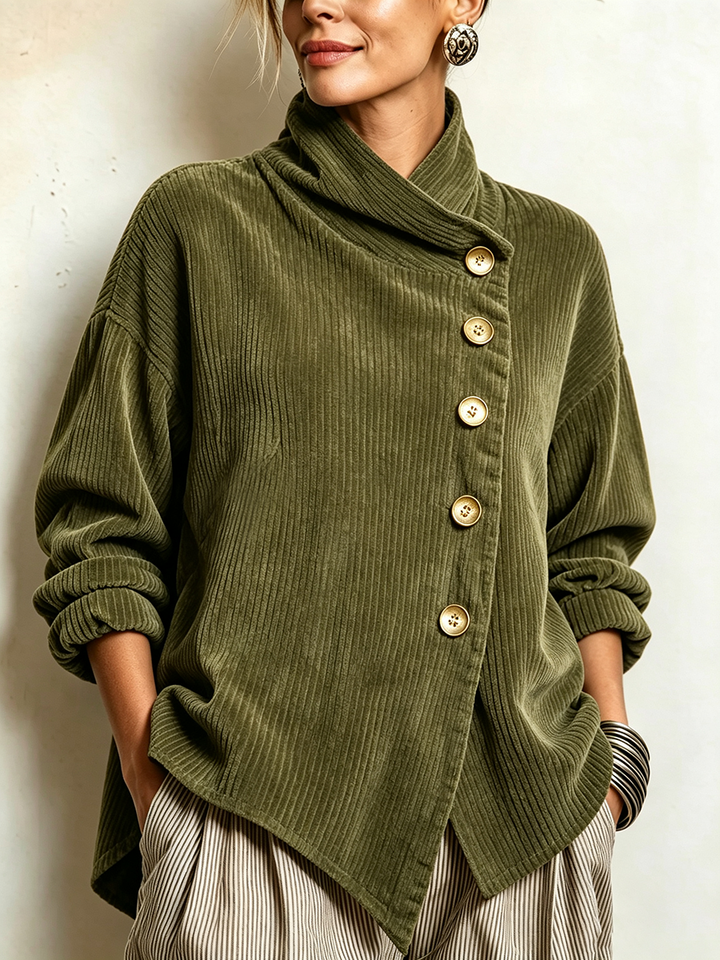 Detailní polodetail olivově zeleného manšestrového svetru na modelce: šikmé zapínání na zlatavé knoflíky, splývavý límec a zahrnuté rukávy. 1