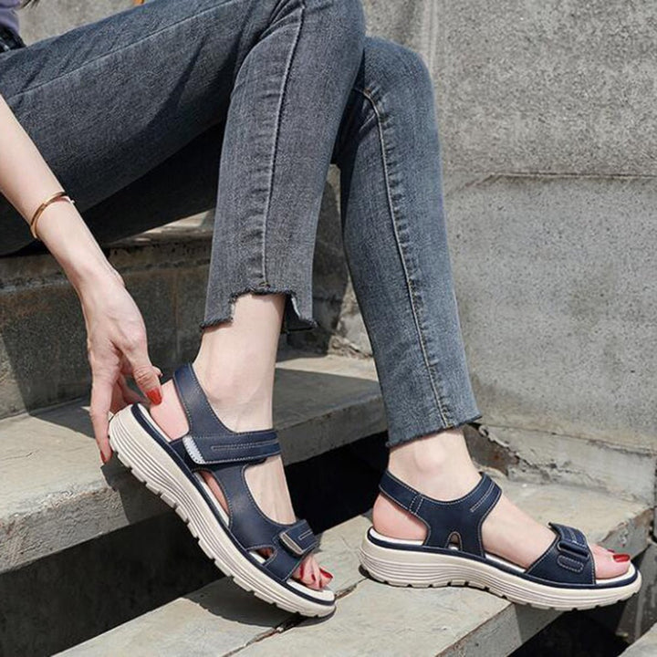 Damen Sandalen mit orthopädischer Fußgewölbestütze, blau, bequem, für den Sommer.
