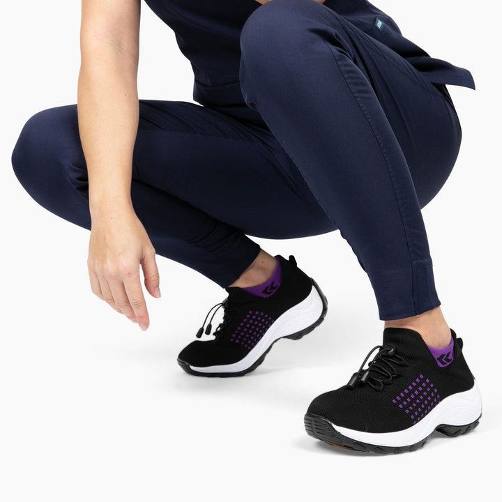 Schwarze orthopädische Stretch-Schuhe mit lila Akzenten, ideal für Komfort und Unterstützung.