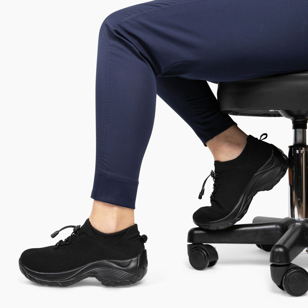 Schwarze orthopädische Stretch-Schuhe, bequem, atmungsaktiv, ideal für langes Sitzen.