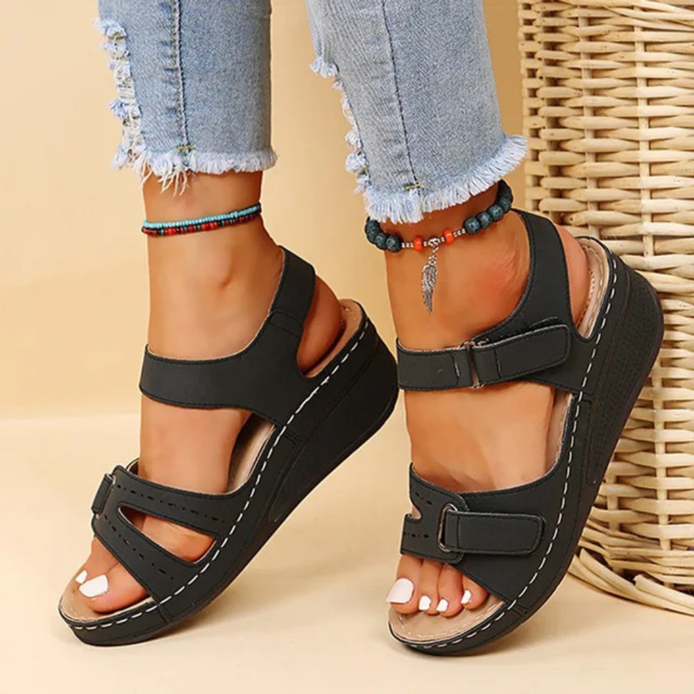 Schwarze orthopädische Sandalen, Damen, Keilabsatz, bequem, modisch, Sommermode.