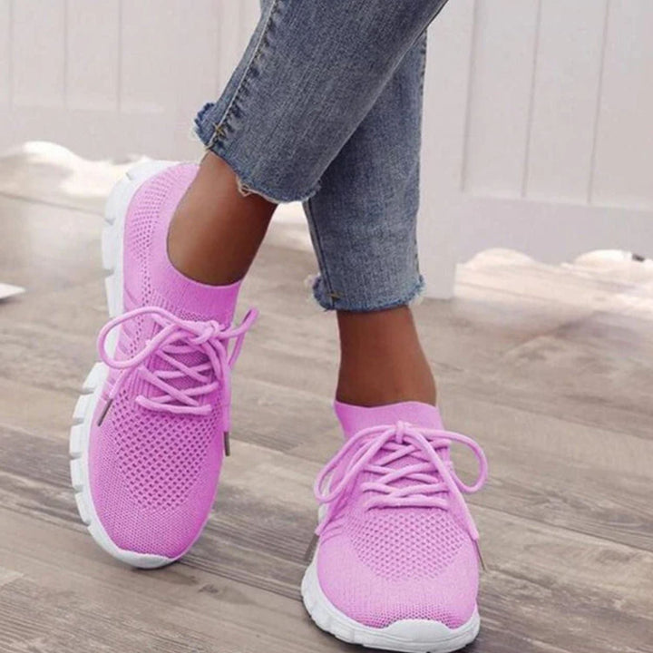 Rosa orthopädische Sneakers, Damen, atmungsaktiv, bequem, Freizeit, Jeans, Holzfußboden.