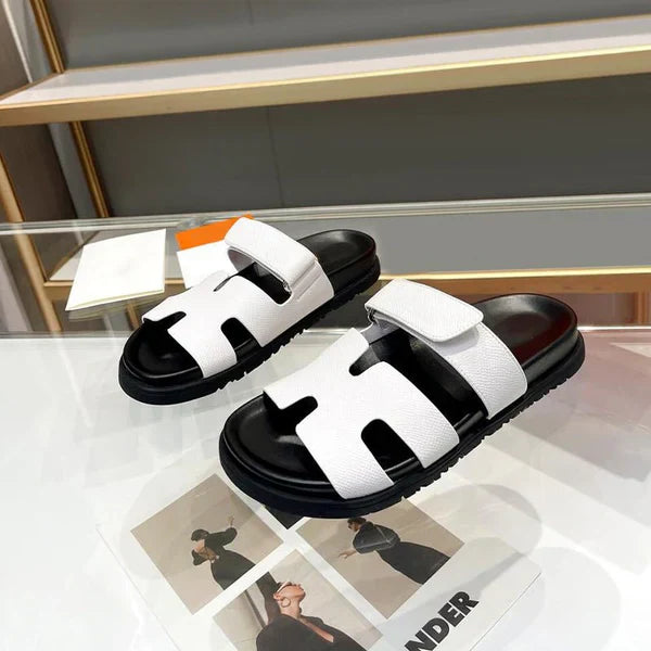 Weiße Leder-Sandalen mit schwarzer Sohle, modisches Design, Damen-Sommerschuhe.