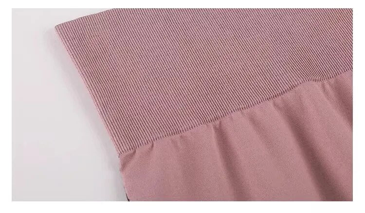 Rosa Strickpullover, gerippter Stoff, weiches Material, modisches Design, Damenmode.