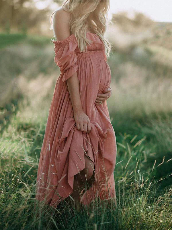 Schwangere Frau in rosa Maxikleid im Grünen, Schwangerschaftsfotografie, Natur, Sommerkleid.