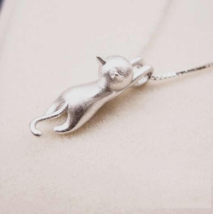 Silberner Katzenanhänger, hängend, Schmuck, elegantes Design, Geschenkidee, Damenaccessoire.