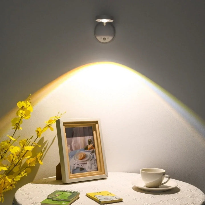 LED-Wandleuchte mit Bewegungsmelder, warmweißes Licht, moderne Innenbeleuchtung, energiesparend.