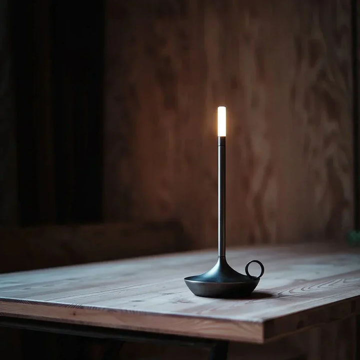 Moderne schwarze Tischlampe auf Holztisch, minimalistisch, LED-Beleuchtung, Inneneinrichtung.