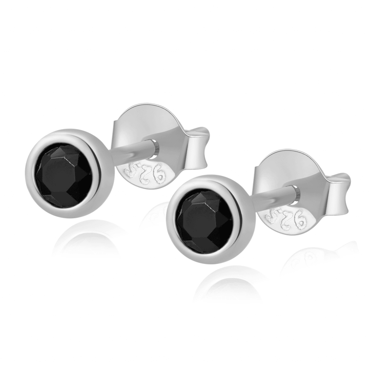 Silberne Ohrstecker mit schwarzem Stein, eleganter Schmuck, modische Accessoires.