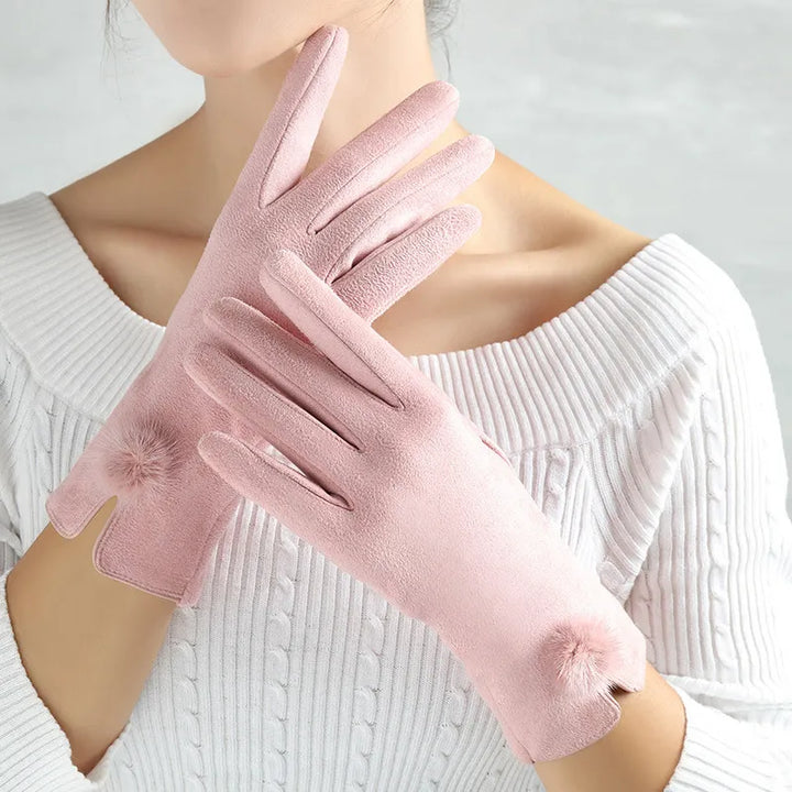 Damenhandschuhe rosa, Wildleder, elegant, warm, Wintermode, mit Pompons, stilvoll, modisch.