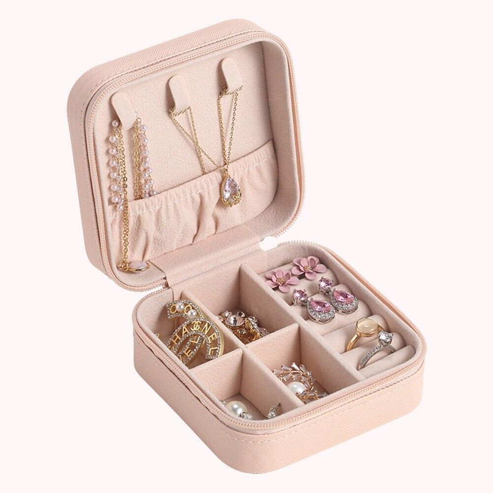 Rosa Schmuckkästchen aus Leder mit Fächern, ideal zur Aufbewahrung von Schmuck und Accessoires.