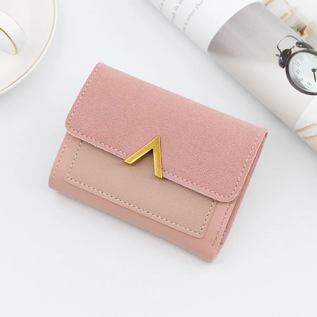 Rosa Damen-Geldbörse aus Leder mit goldener Verzierung, kompakt und elegant.