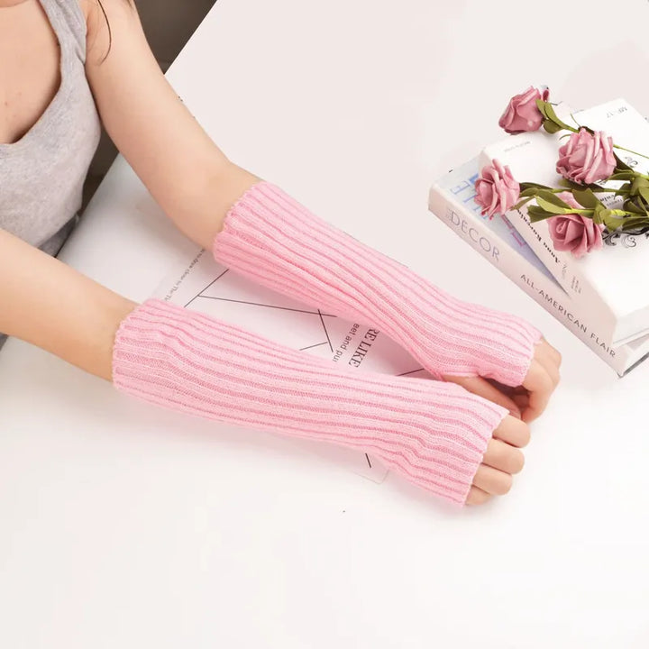 Rosa gestrickte Armstulpen, Damenmode, warm, stilvoll, Herbst-Winter-Accessoire.