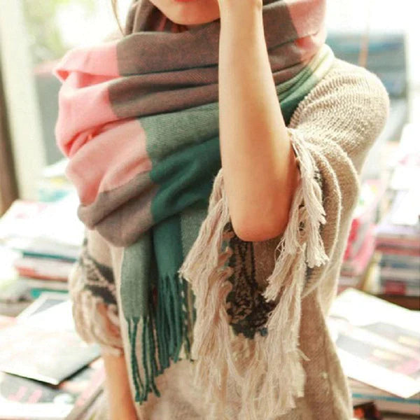 Frau mit rosa-grauem Schal, Fransen, Strickpullover, modisch, Herbst-Winter-Accessoire.