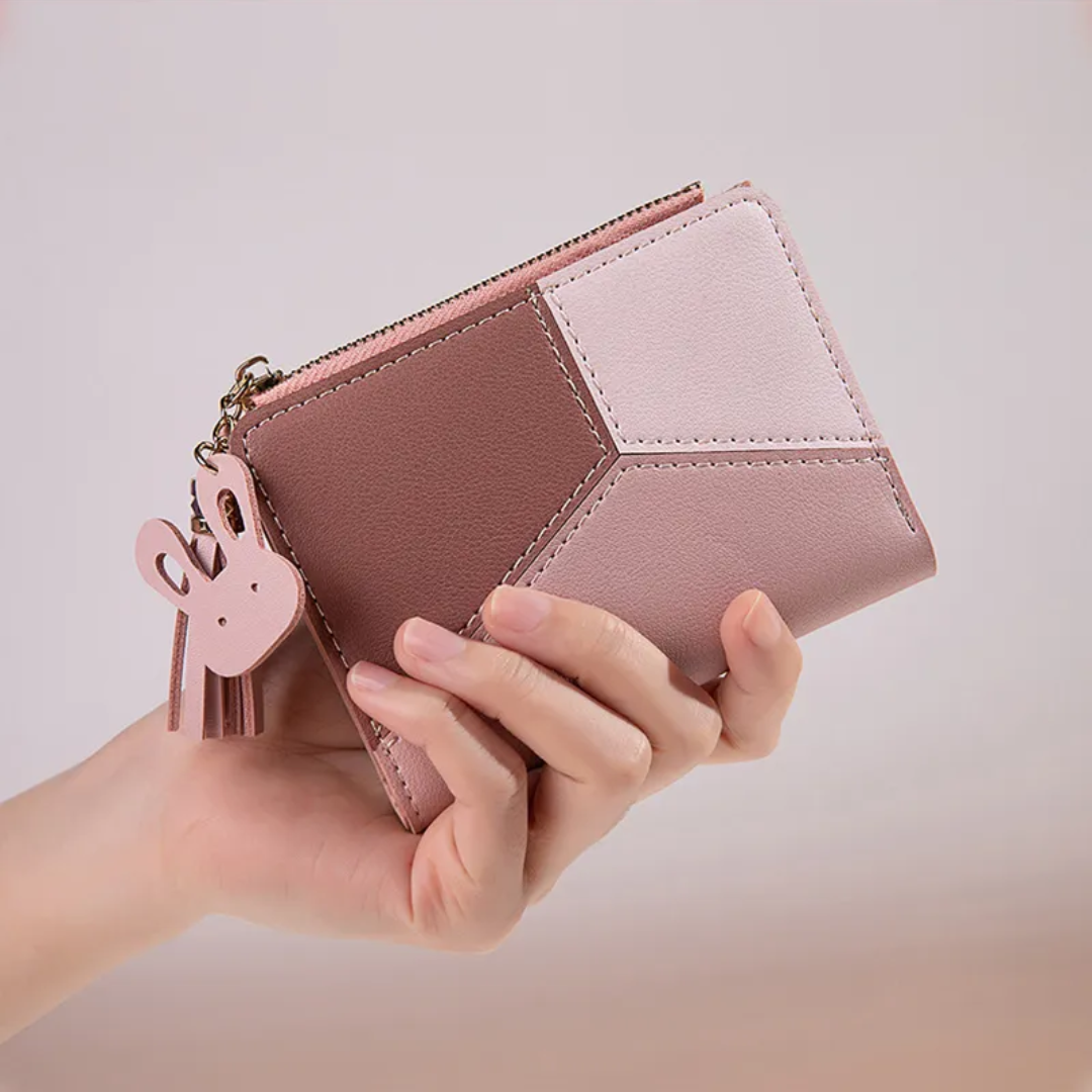 Damen Geldbörse rosa Leder, geometrisches Design, mit Hasenanhänger, stilvoll und modern.