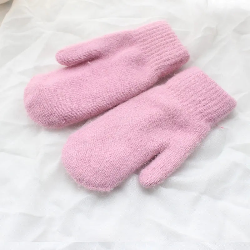 Rosa Fäustlinge aus Wolle, warm und weich, ideal für Winter, Damenmode, Accessoires.