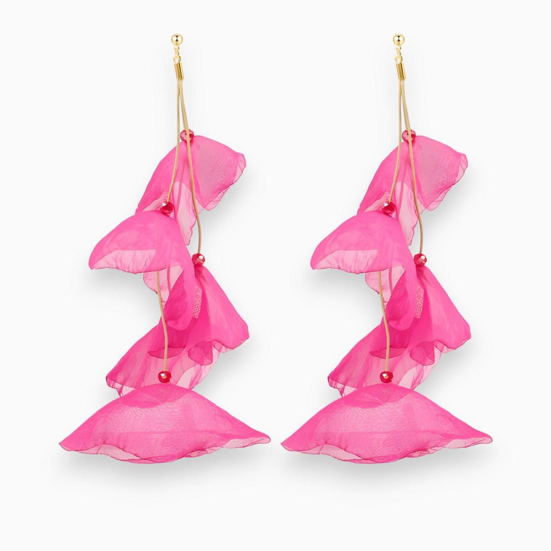 Pinke, hängende Ohrringe aus Stoff, blumenförmig, modisches Accessoire, elegant und auffällig.