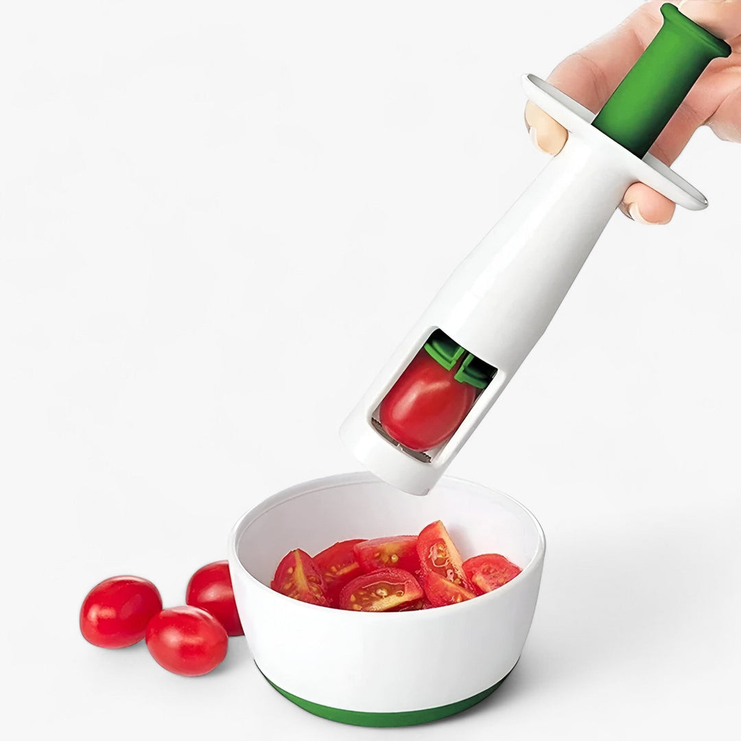 Tomatenschneider aus Kunststoff, weiß-grün, schneidet Kirschtomaten in Schüssel, Küchenzubehör.