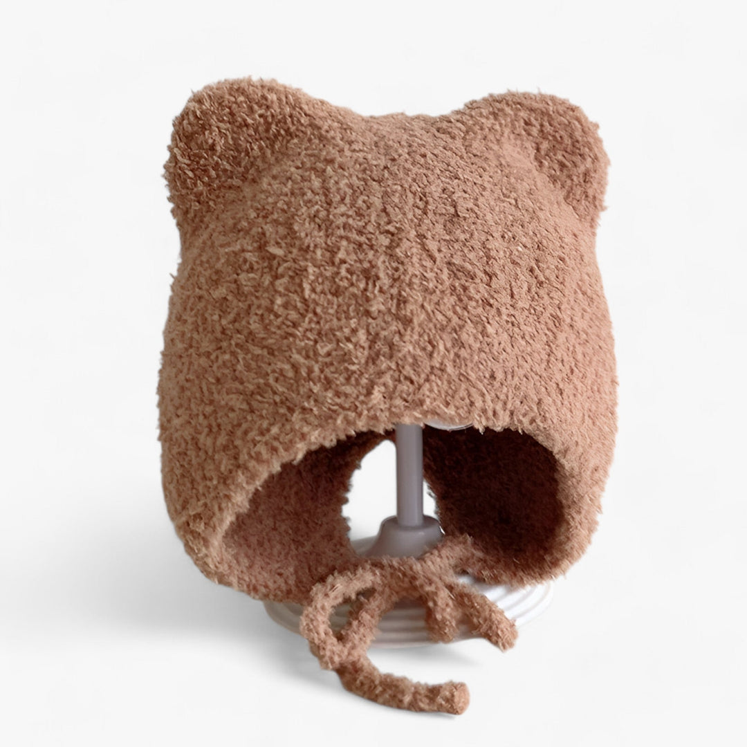 Braune Plüsch-Babymütze mit Bärenohren, weiches Material, ideal für kaltes Wetter.