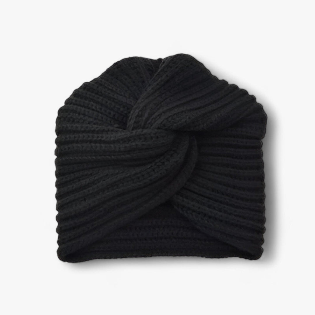 Schwarze Strickmütze, Damen, Wintermode, warm, stilvoll, Accessoire, geripptes Design.