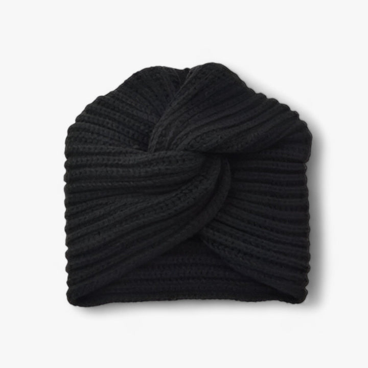 Schwarze Strickmütze, Damen, Wintermode, warm, stilvoll, Accessoire, geripptes Design.