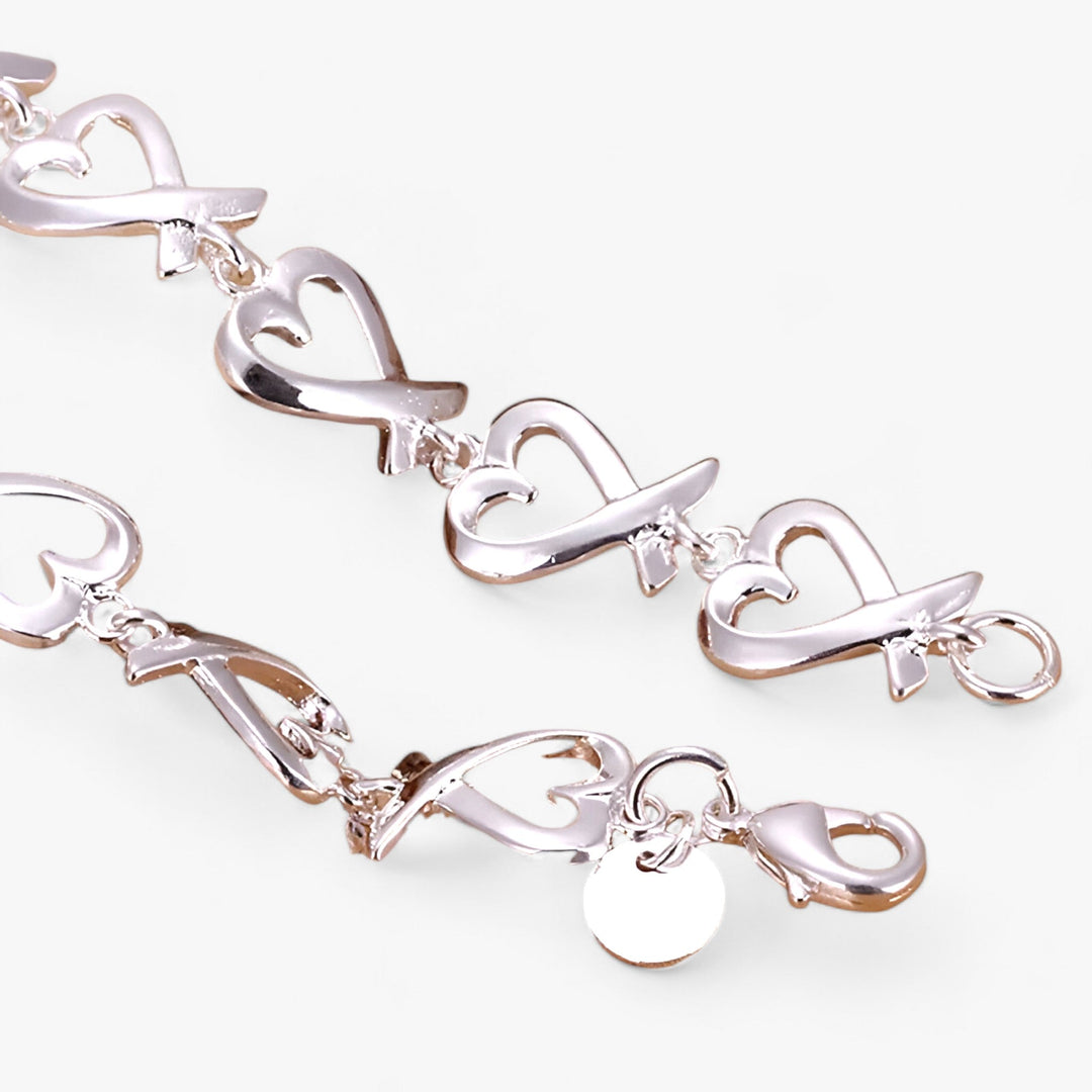 Silbernes Armband mit Herzdesign, eleganter Schmuck, Damenaccessoire, Geschenkidee.