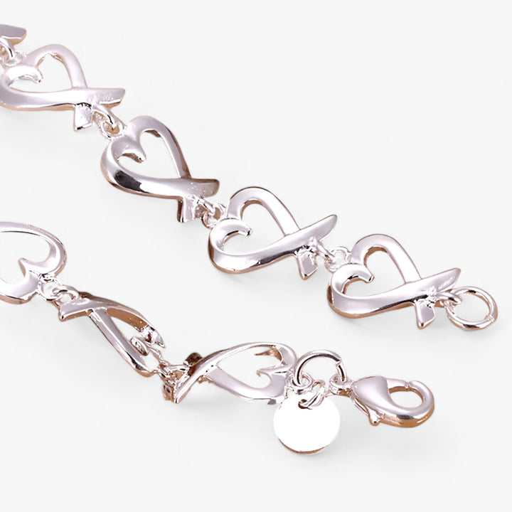 Silbernes Armband mit Herzdesign, eleganter Schmuck, Damenaccessoire, Geschenkidee.