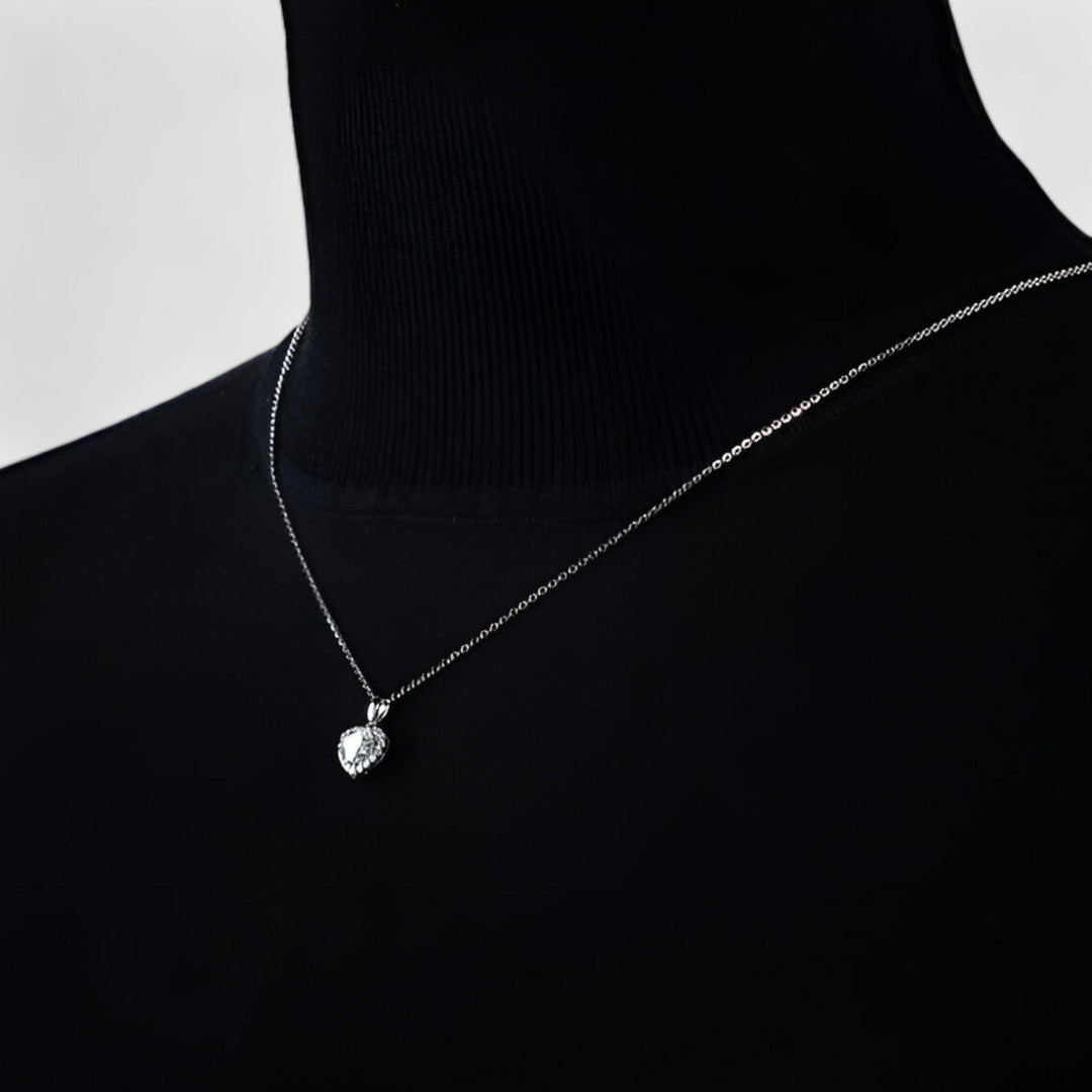 Silberne Halskette mit rundem Diamantanhänger, eleganter Schmuck, minimalistisch, Damenaccessoire.