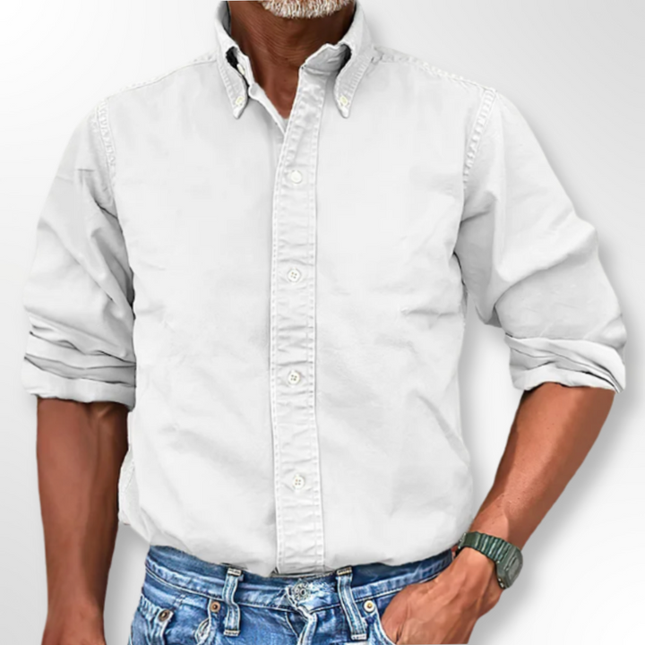 Weißes Herrenhemd, Button-Down, langärmelig, Baumwolle, lässig, modisch, vor grauem Hintergrund.