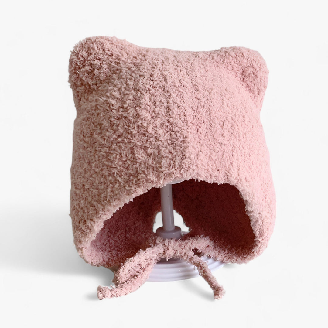 Rosa Plüsch-Babymütze mit Bärenohren, weiches Material, Winteraccessoire für Kinder.