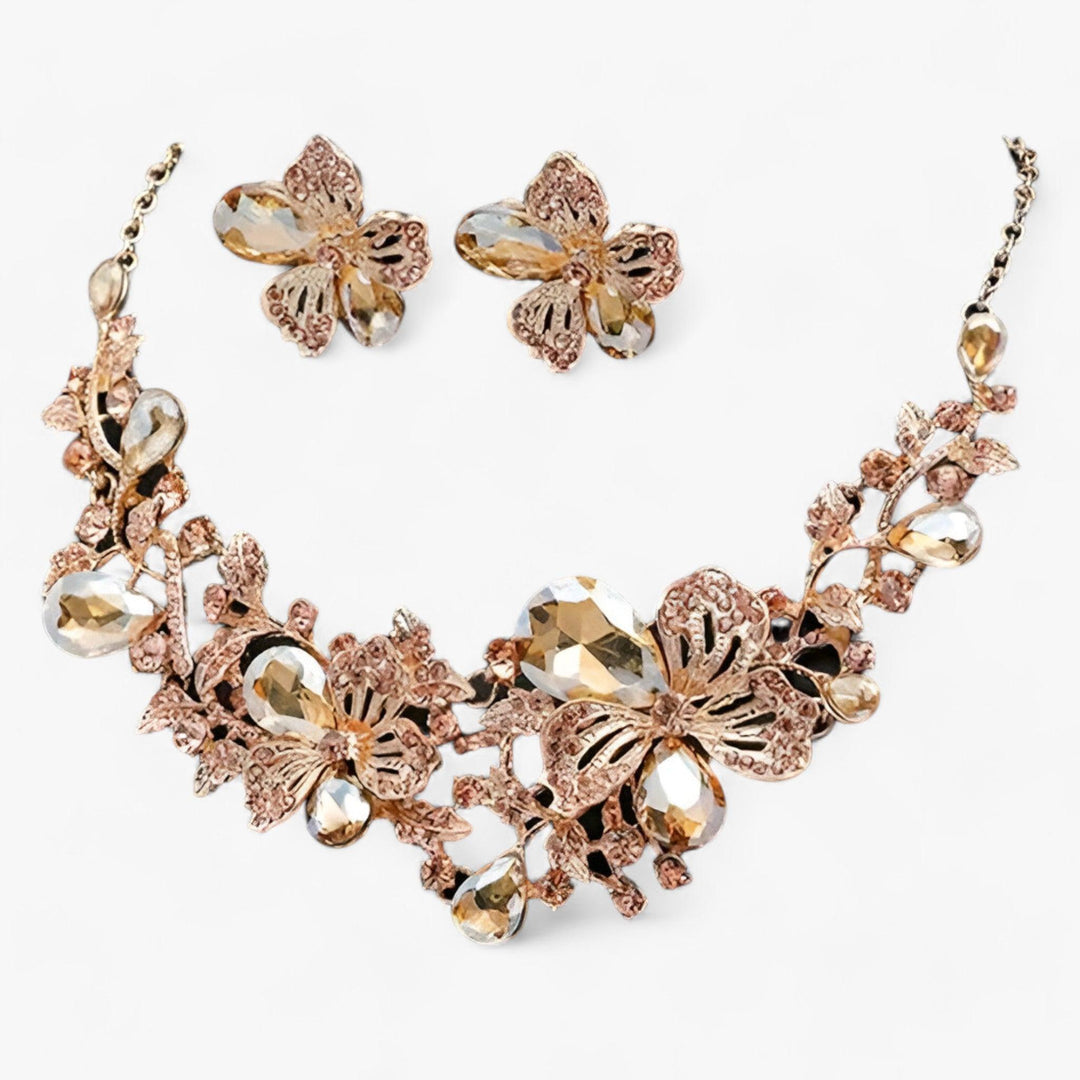 Goldene Halskette und Ohrringe mit Schmetterlingsdesign, Kristallverzierung, eleganter Schmuck.