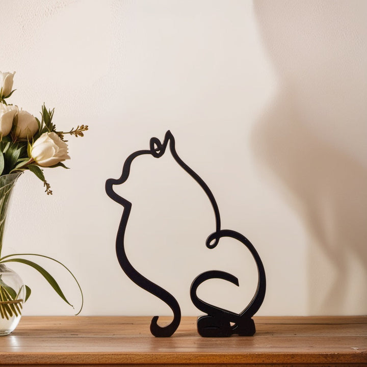 Schwarze Katzen-Silhouette aus Metall auf Holzregal, dekorative Skulptur, modernes Design.