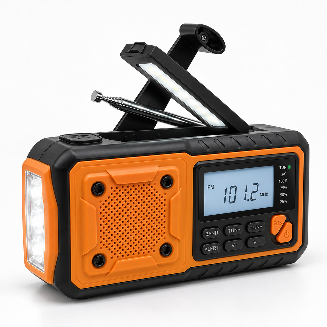 Oranžovo-černé rádio na bílém pozadí s vyklopenou lampičkou, teleskopickou anténou a bočním LED světlem 1