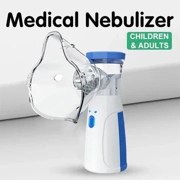 Nebulizér s průhlednou obličejovou maskou na bílém pozadí s popisem, že je určen pro děti i dospělé. 3