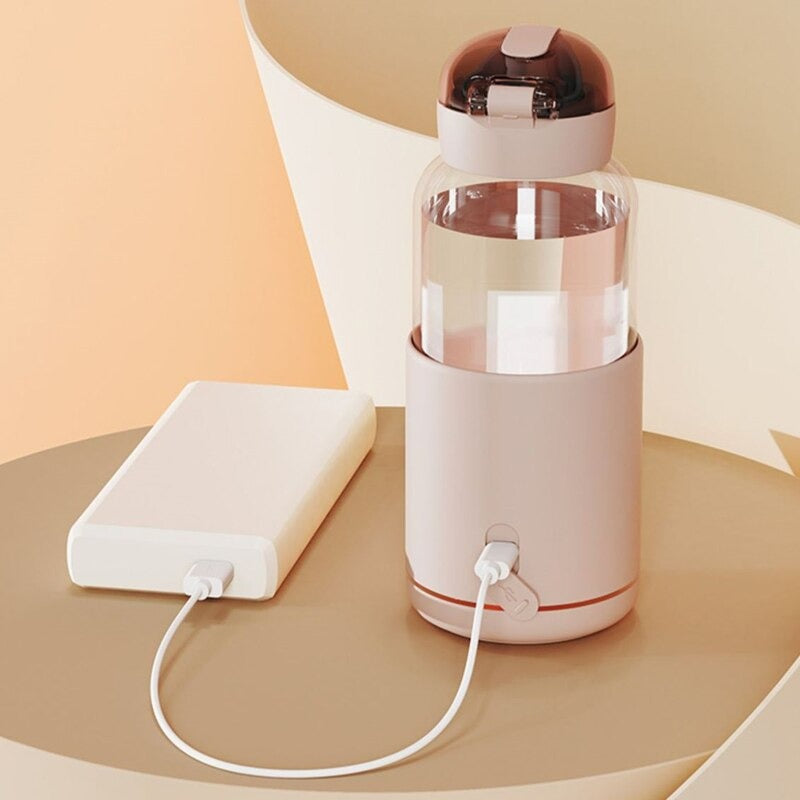 Tragbarer Wasserbecher mit Temperaturregelung, USB-Ladung, transparent, rosa Deckel.