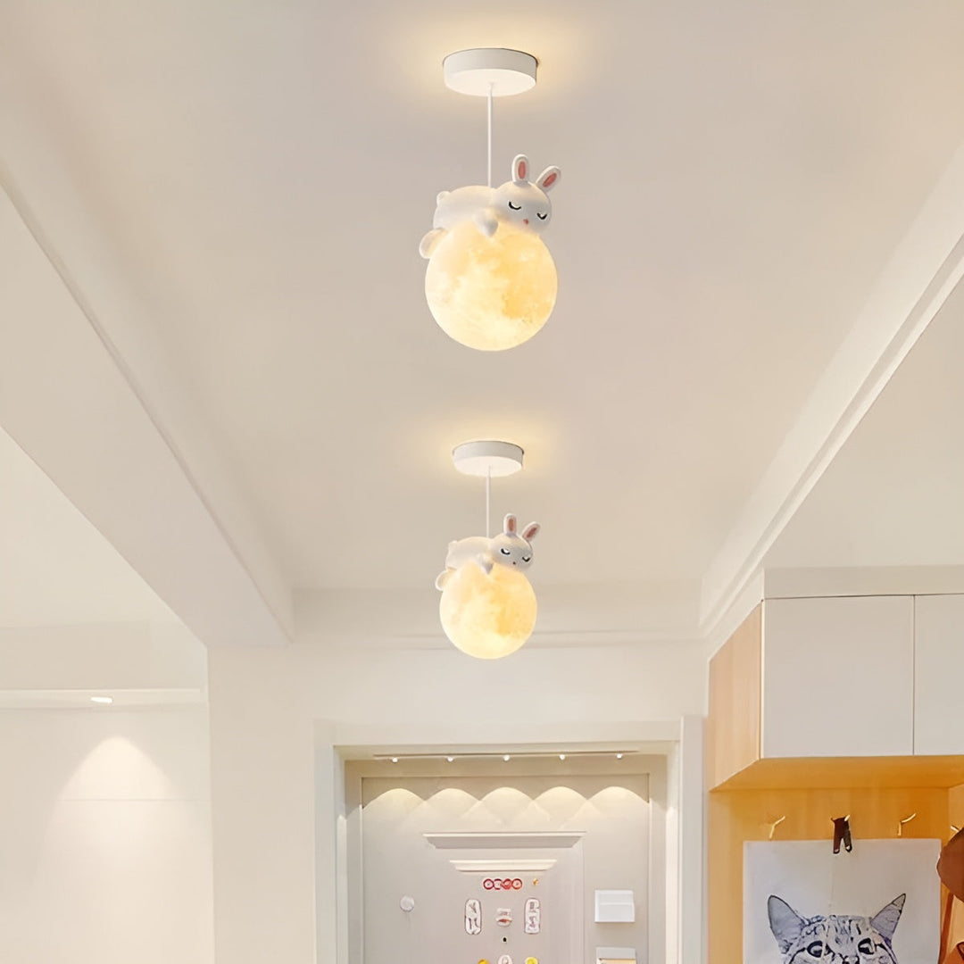 Weiße LED-Kinder-Pendelleuchte mit Hasenmotiv, modern-minimalistisches Design.