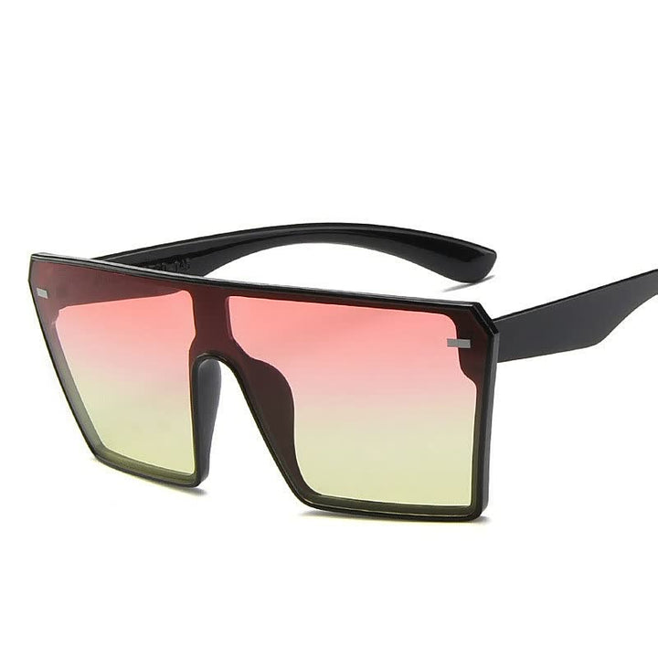 Schwarze Sonnenbrille mit eckigem Rahmen und rot-gelb verlaufenden Gläsern, modisch, unisex.