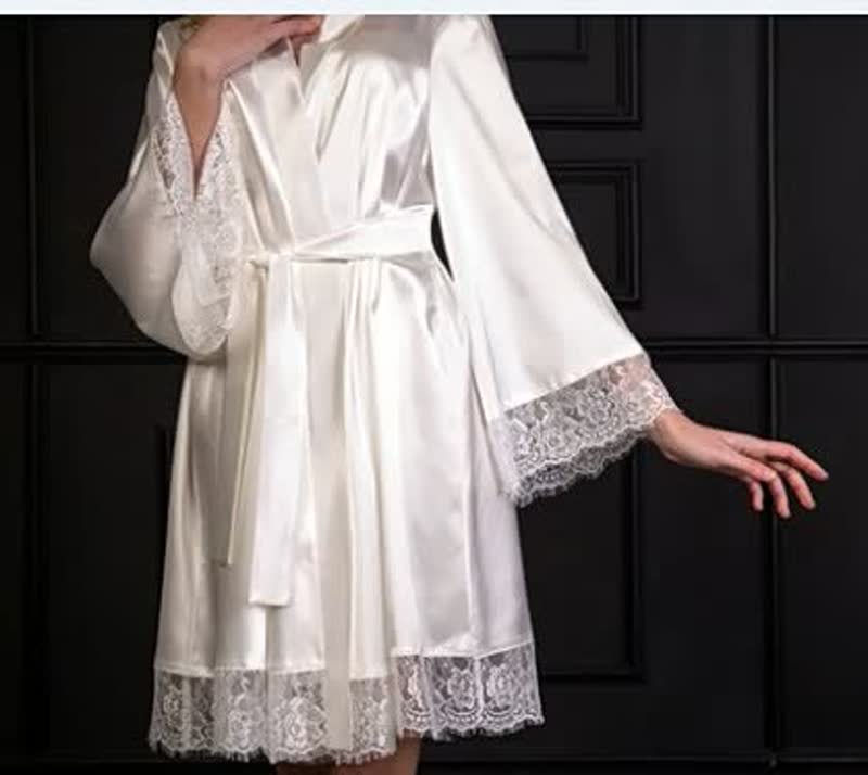 Weiße Satin-Bademantel mit Spitzenbesatz, Damenmode, luxuriös, elegant, Nachtwäsche.