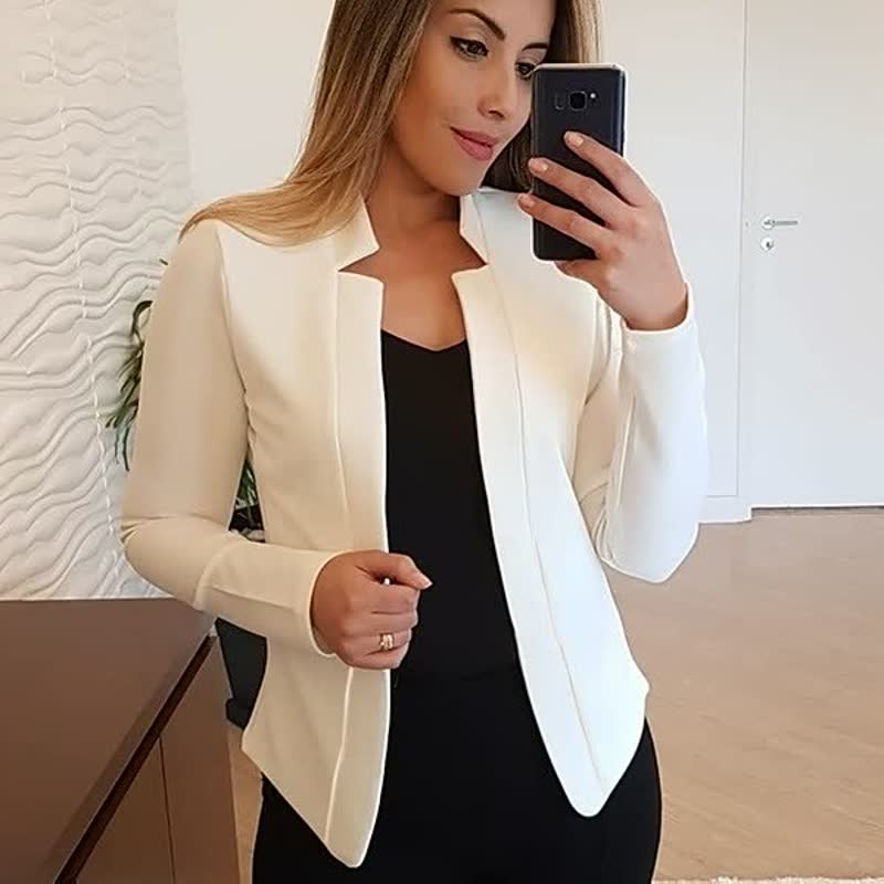 Frau in weißem Blazer, schwarzem Top, Selfie, modernes Büro, elegante Damenmode.