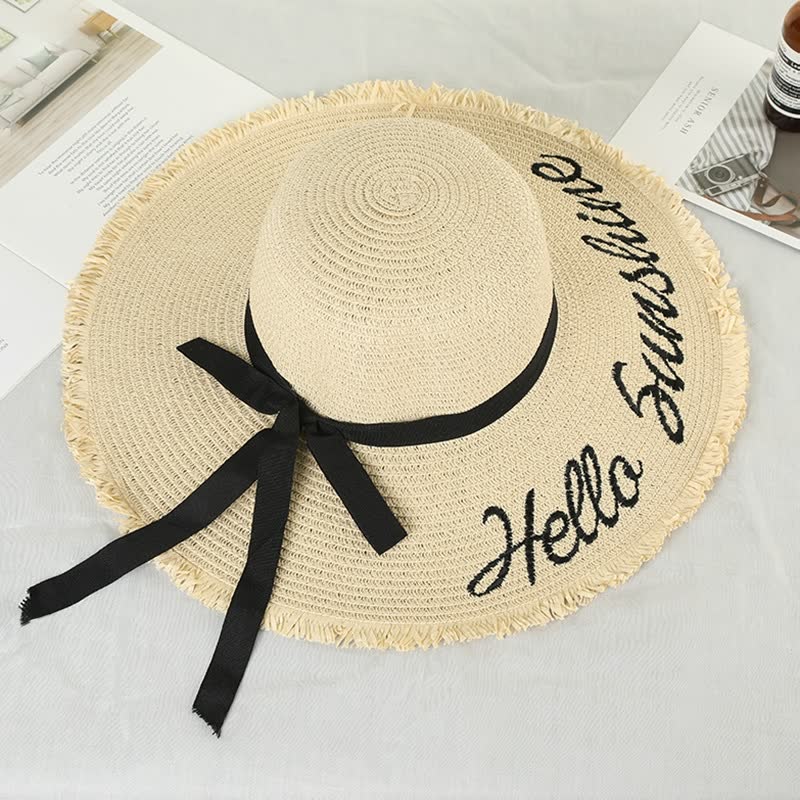 Beiger Sonnenhut mit schwarzer Schleife und "Hello Sunshine"-Stickerei, Sommermode Accessoire.