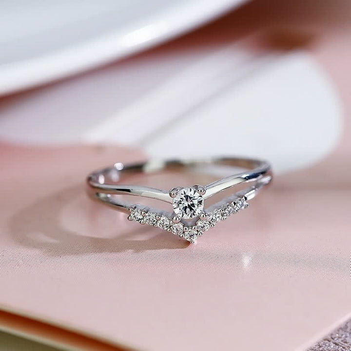 Silberner Verlobungsring mit Diamanten, elegantes Design, funkelnder Schmuck für Hochzeiten.