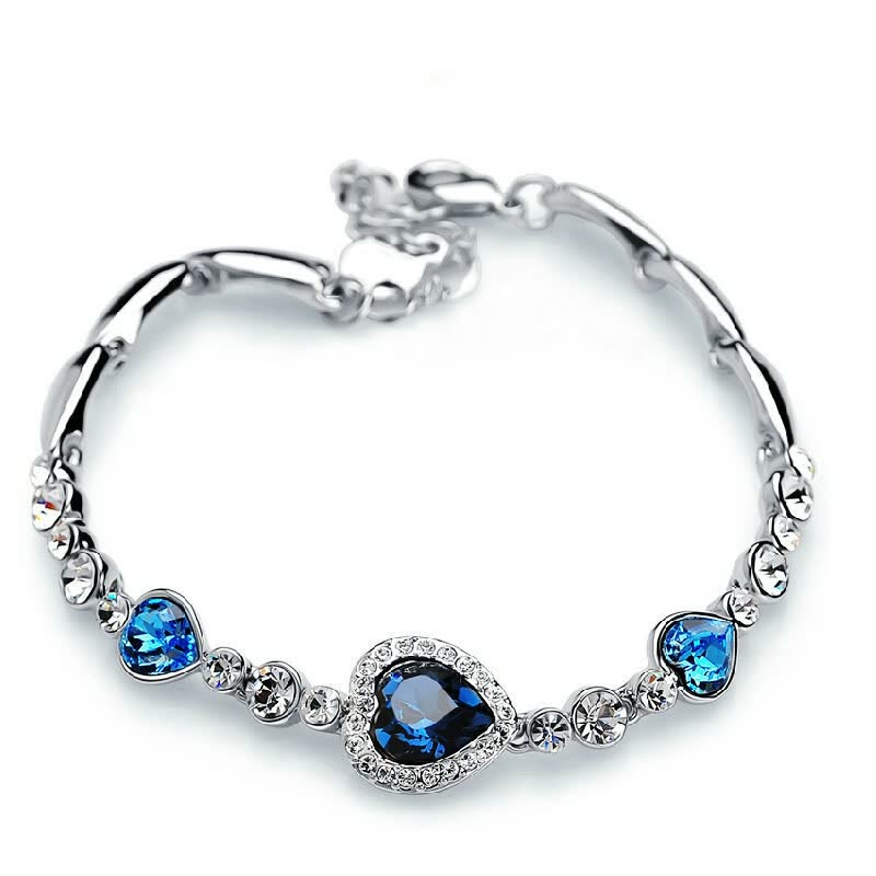 Silberarmband mit blauen Herzanhängern, Kristallen, elegantes Schmuckdesign, Damenaccessoire.