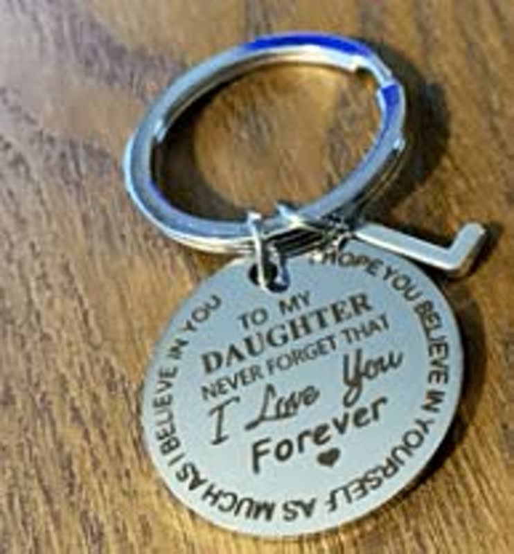 Silberner Schlüsselanhänger mit Gravur "To My Daughter, I Love You Forever" auf Holzoberfläche.