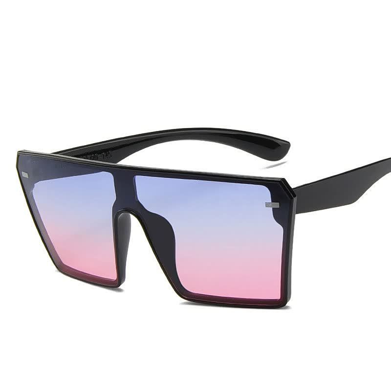 Schwarze Sonnenbrille mit eckigen Gläsern, Farbverlauf rosa-blau, modisches Accessoire.