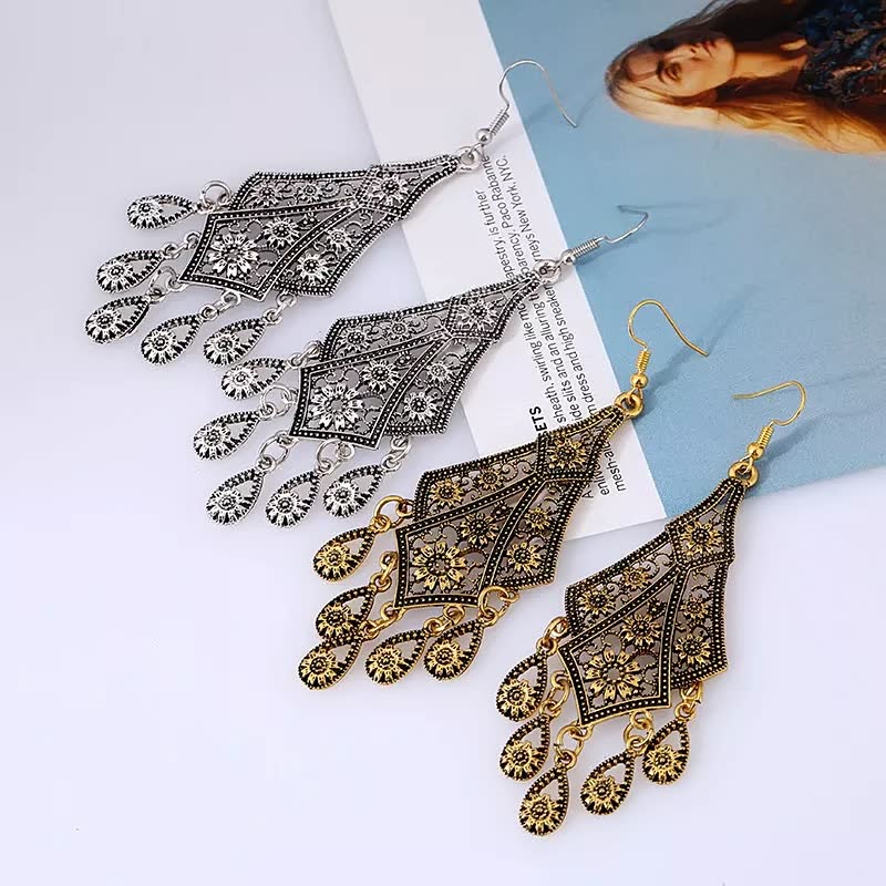 Zwei Paar orientalische Ohrringe, silber und gold, mit filigranem Design auf weißem Hintergrund.