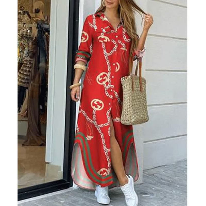 Frau in rotem Maxikleid mit Kettenmuster, Strohtasche, weiße Sneaker, Sommermode, Straße.