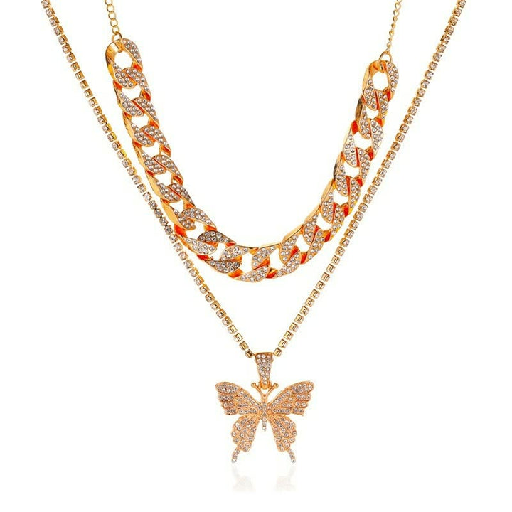 Goldene Halskette mit Schmetterlingsanhänger, Strasssteinen, modisches Schmuckstück, Damenaccessoire.