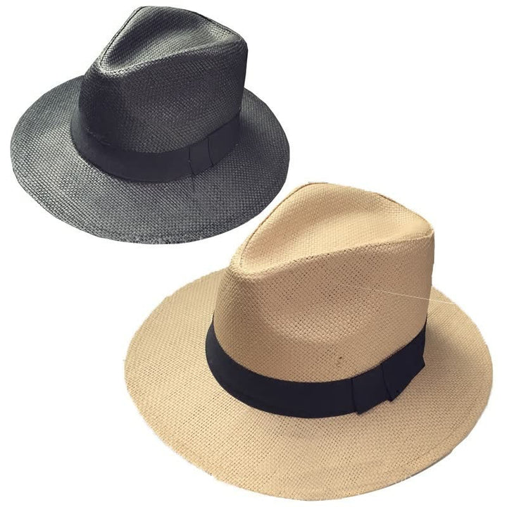 Zwei Fedora-Hüte aus Stroh, schwarz und beige, mit schwarzem Band, modisch und elegant.